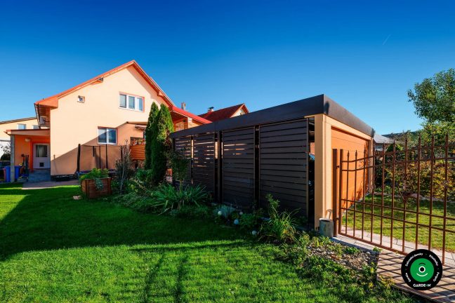 Univerzální přístřešek s garážovou bránou vhodný na parkování