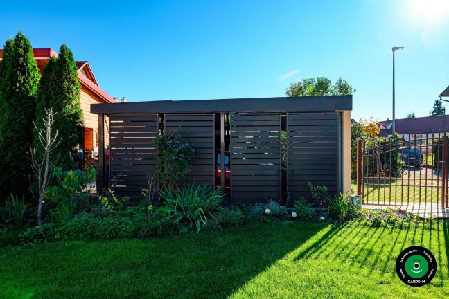 Krytý prostor s garážovou bránou určený na ochranu vozidel