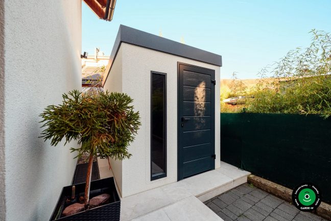 Zahradní domek s úzkým oknem a tmavými dveřmi