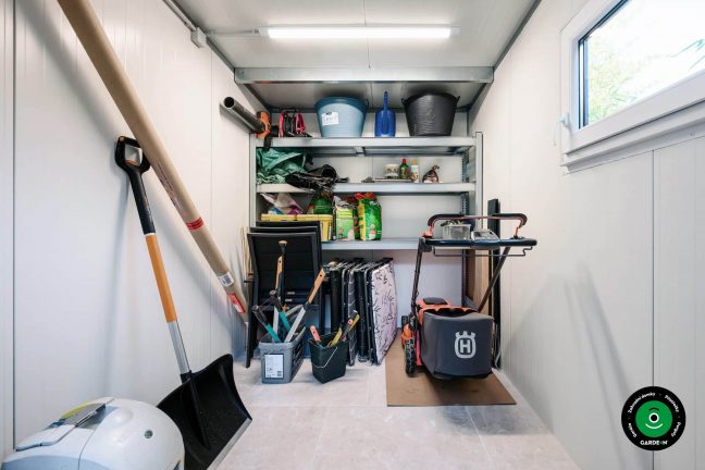 Úložný prostor se zahradním nářadím a policemi na uskladnění