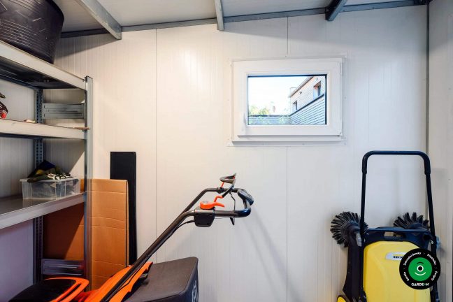 Detail interiéru domku s oknem a uloženou technikou