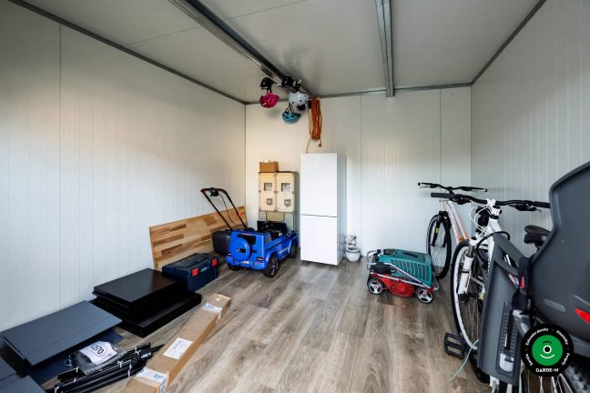 Vnitřek zahradního domku vhodný na odkládání věcí