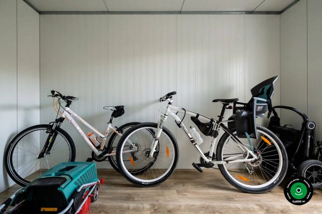 Kola uložená uvnitř zahradního domku