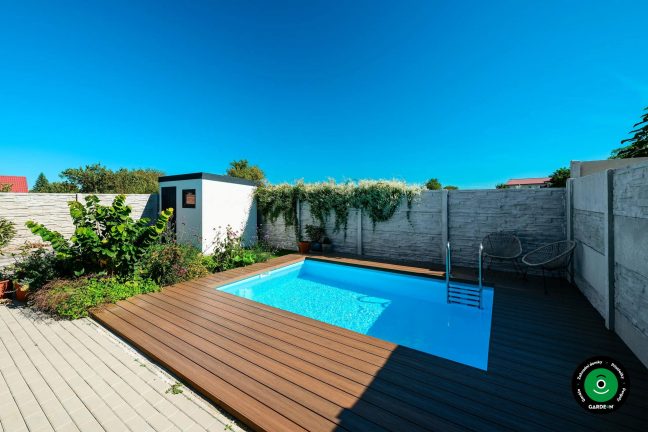 Malý zahradní domek určený na odkládání sezónního vybavení