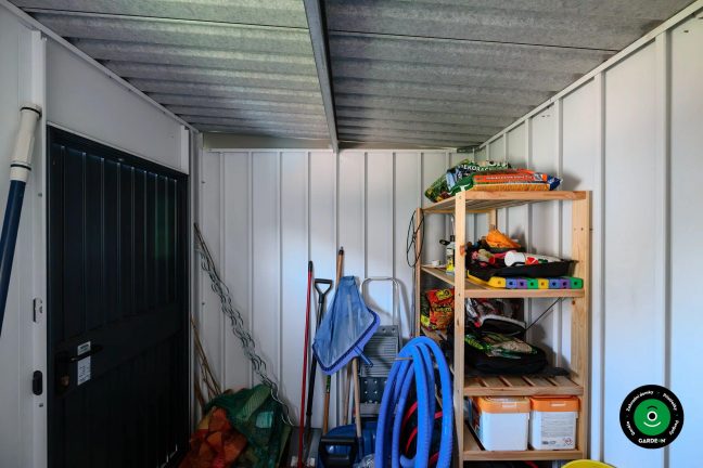 Interiér kompaktního domku s přehledně uloženými zahradními věcmi