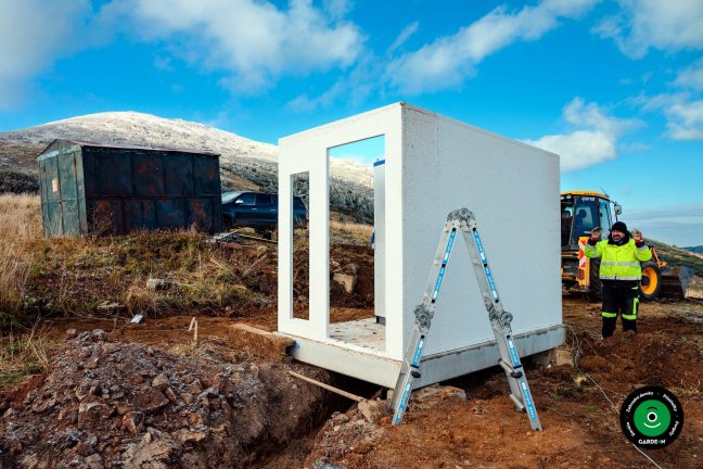 Montování střešních prvků na již stojící základní konstrukci