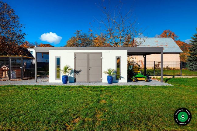 Moderní montovaný domek s dvoukřídlými dveřmi a úzkými okny