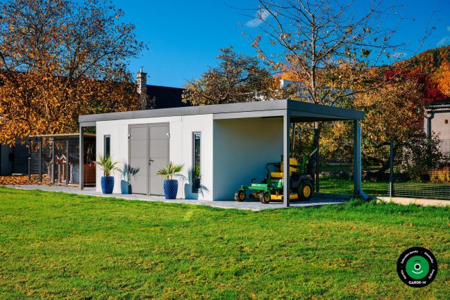 Zahradní domek s přístřeškem pro techniku a čistým designem