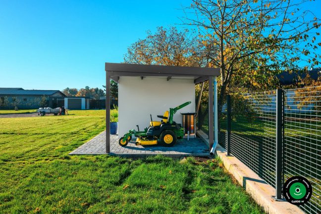 Moderní zahradní stavba s úložným prostorem a minimalistickým vzhledem