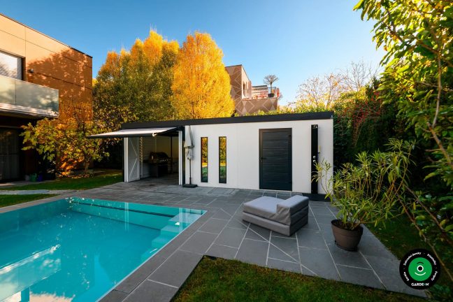 Otevřený přístřešek se zahradním grilem u bazénu