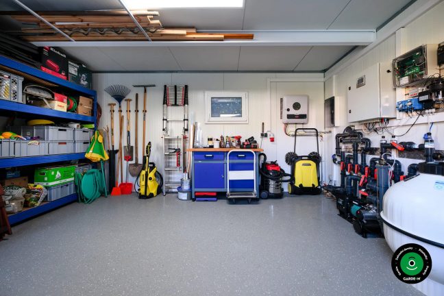 Uspořádaná dílna s nářadím policemi a bazénovou technikou