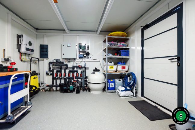 Regály s plastovými boxy a různým zahradním vybavením