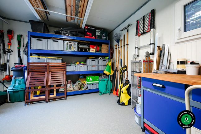 Úložné regály s příslušenstvím a chemikáliemi pro bazén