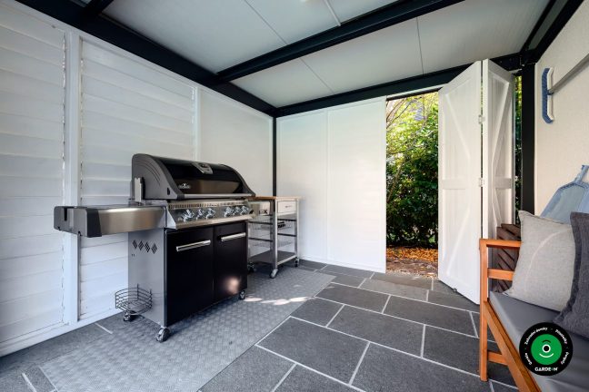 Grilovací zóna s lavičkou a výhledem do zeleně